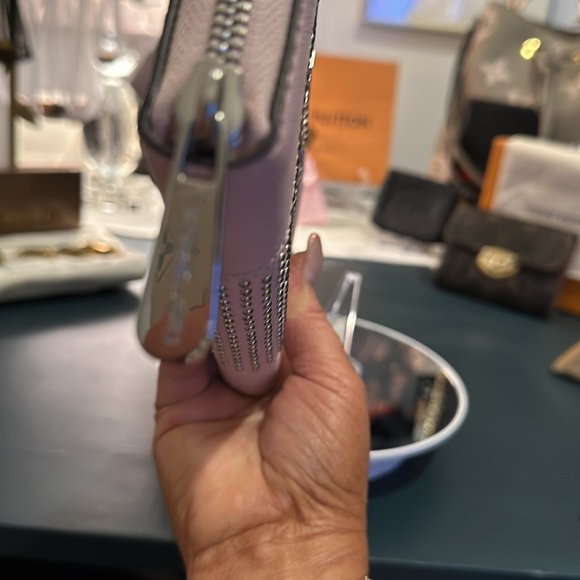 Authentic Michael Kors Women’s Wallet, EUC in Pink w/Studded Center Accent - Picture 7 of 16